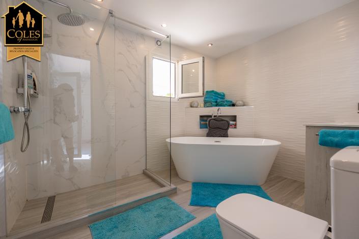 Image No.49-5 Bed Villa / Detached for sale