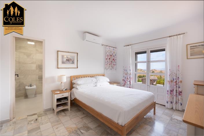 Image No.24-4 Bed Villa / Detached for sale