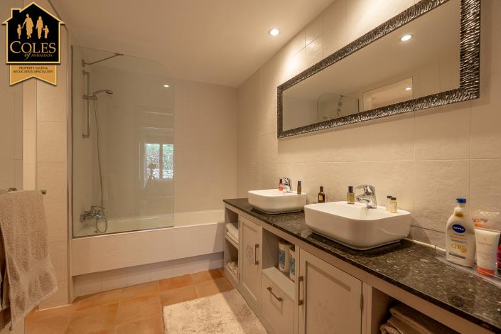 Image No.33-2 Bed Townhouse for sale