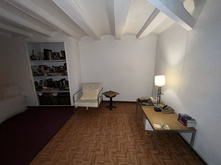 Image No.10-2 Bed Property for sale