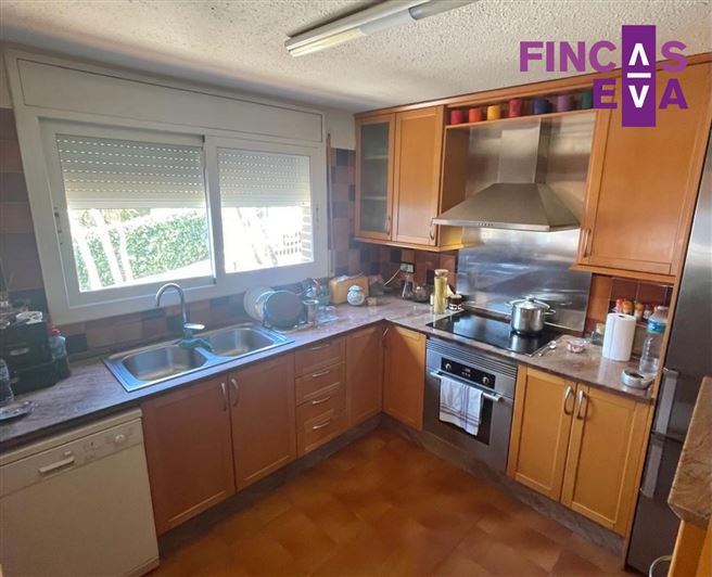 Image No.4-4 Bed Property for sale