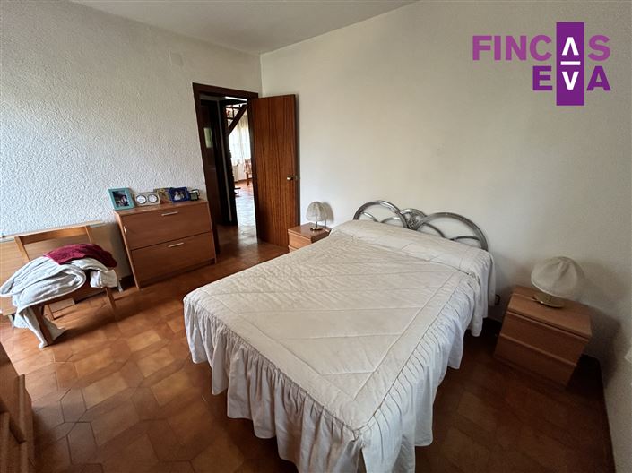 Image No.28-4 Bed Property for sale