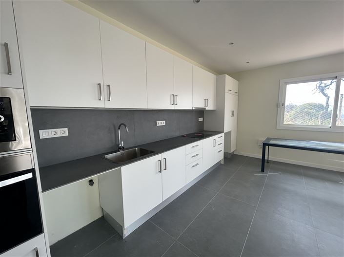 Image No.30-3 Bed Property for sale