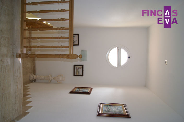 Image No.28-5 Bed Property for sale