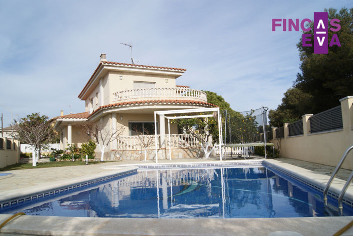 Image No.8-5 Bed Property for sale