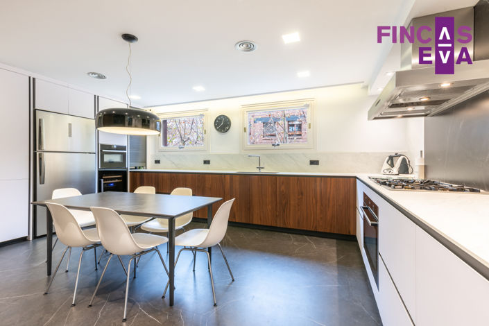 Image No.16-6 Bed Property for sale