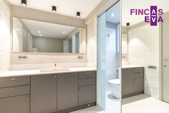 Image No.28-6 Bed Property for sale