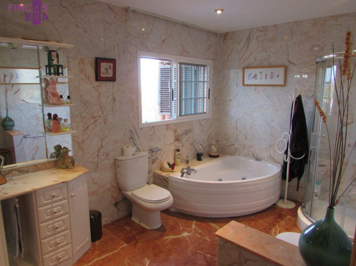 Image No.24-4 Bed Property for sale