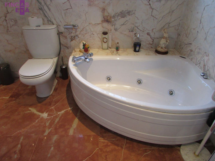 Image No.26-4 Bed Property for sale