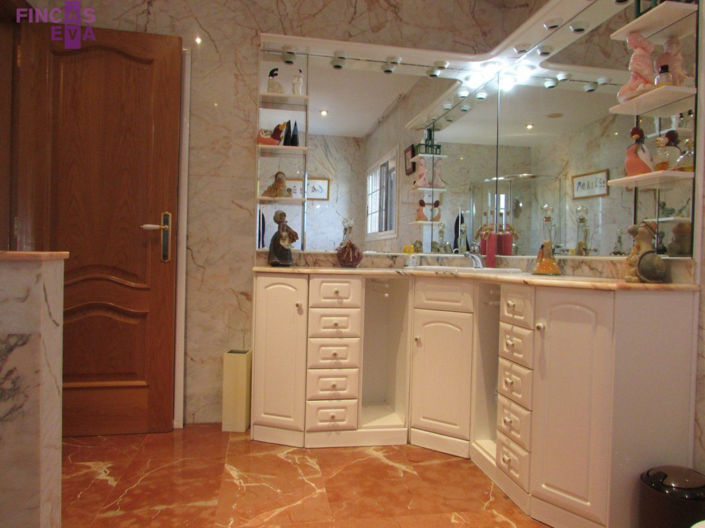 Image No.28-4 Bed Property for sale