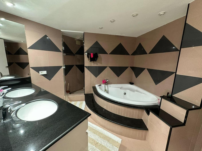 Image No.27-3 Bed Property for sale