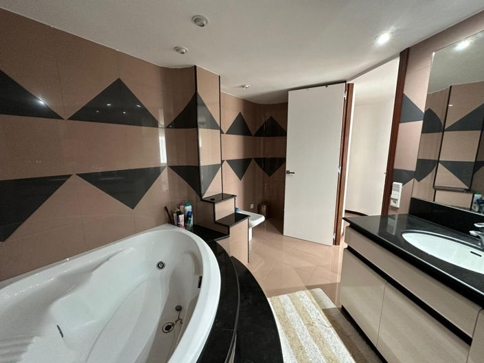 Image No.28-3 Bed Property for sale