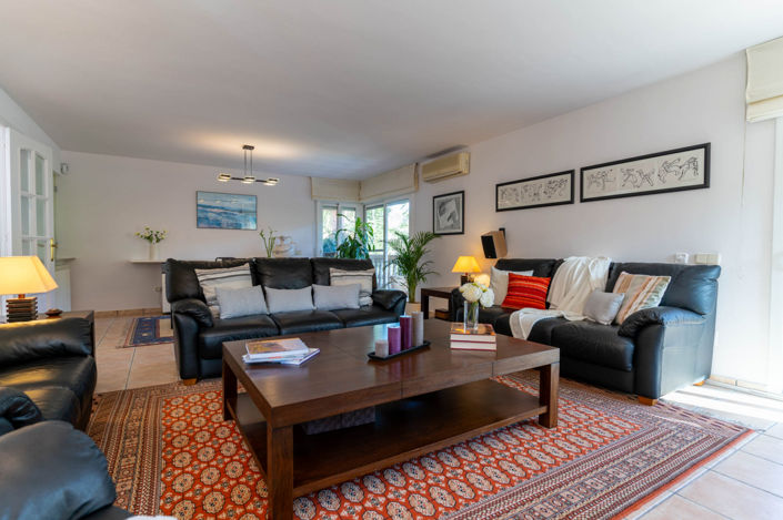 Image No.28-5 Bed Property for sale