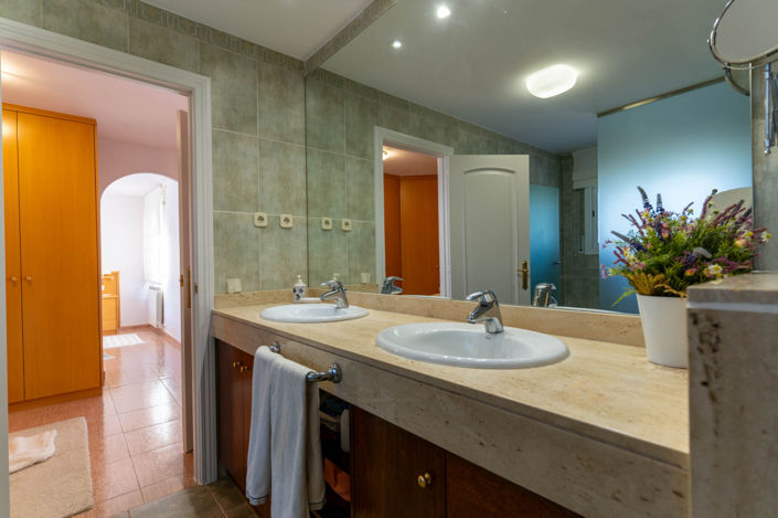 Image No.45-5 Bed Property for sale