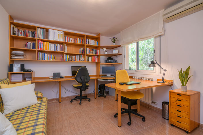 Image No.48-5 Bed Property for sale