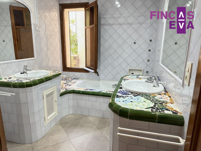 Image No.14-5 Bed Property for sale