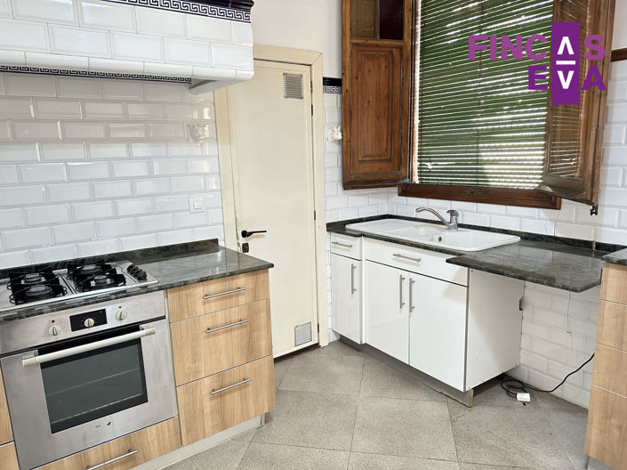 Image No.10-5 Bed Property for sale