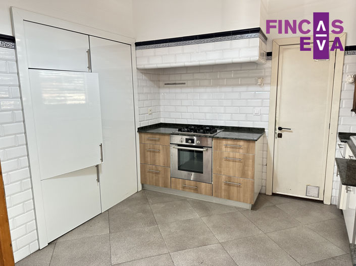 Image No.11-5 Bed Property for sale