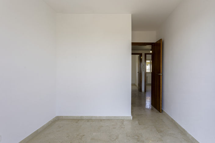 Image No.27-4 Bed Property for sale