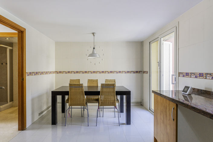 Image No.4-4 Bed Property for sale