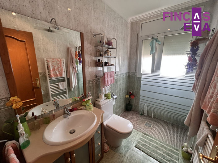 Image No.28-4 Bed Property for sale