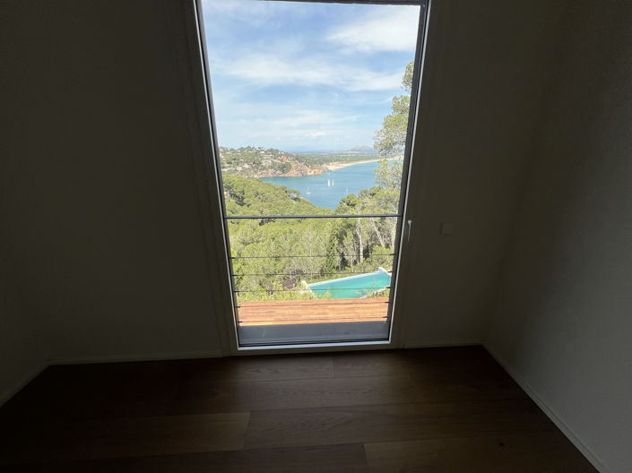 Image No.16-4 Bed Property for sale