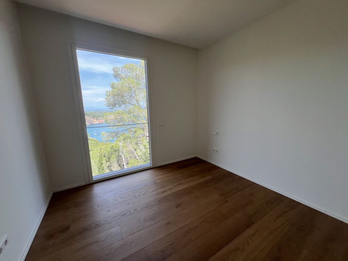 Image No.19-4 Bed Property for sale