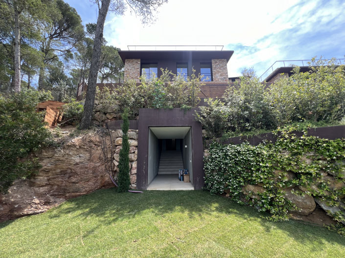 Image No.9-4 Bed Property for sale