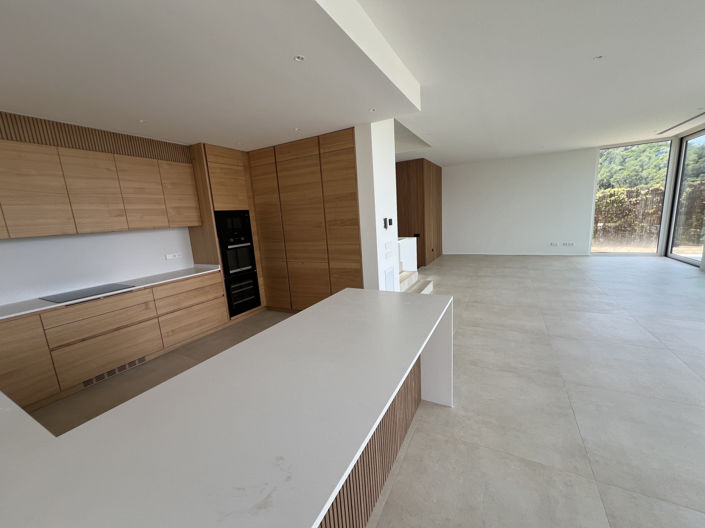 Image No.14-4 Bed Property for sale