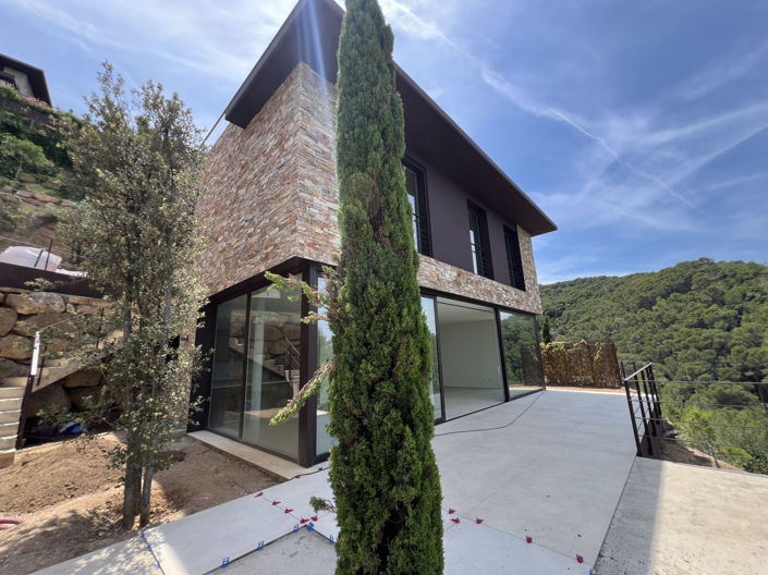 Image No.15-4 Bed Property for sale