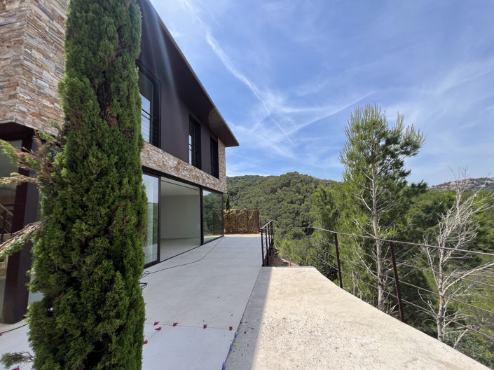 Image No.17-4 Bed Property for sale