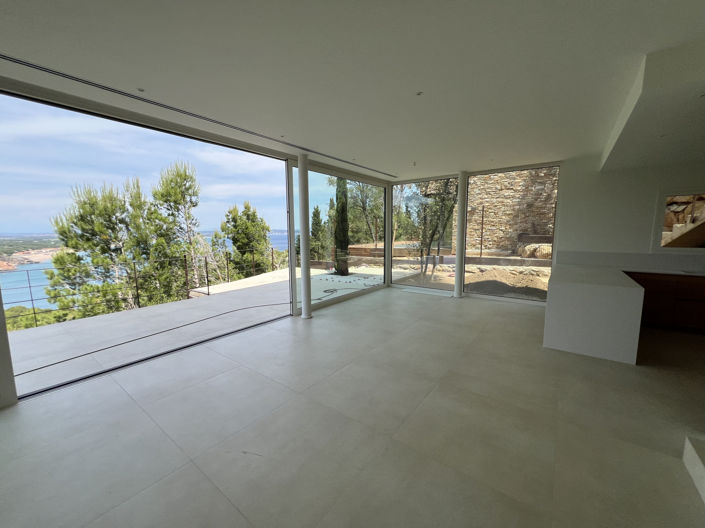 Image No.6-4 Bed Property for sale