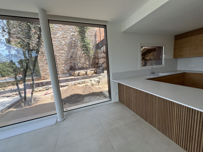 Image No.9-4 Bed Property for sale