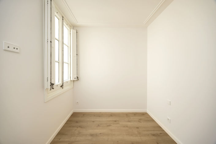 Image No.15-2 Bed Property for sale