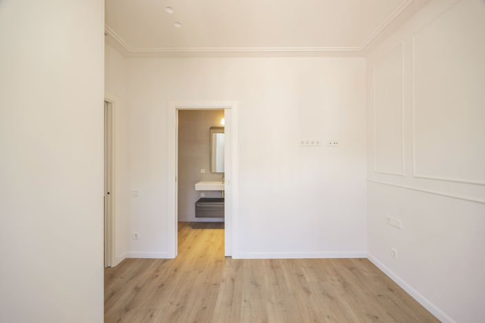 Image No.10-2 Bed Property for sale