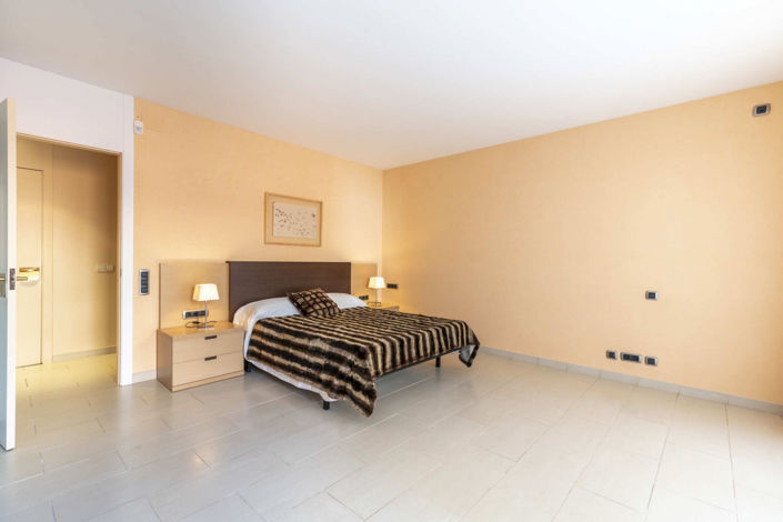 Image No.12-5 Bed Property for sale