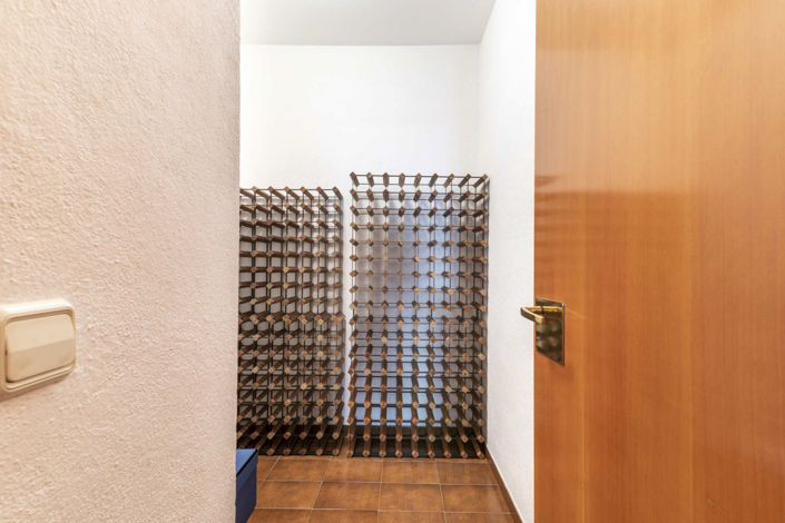 Image No.8-5 Bed Property for sale