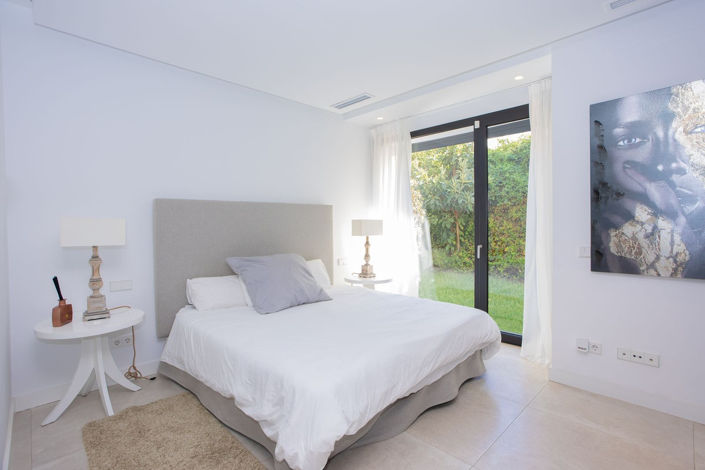 Image No.28-6 Bed Property for sale