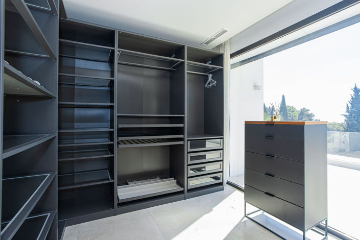 Image No.40-6 Bed Property for sale