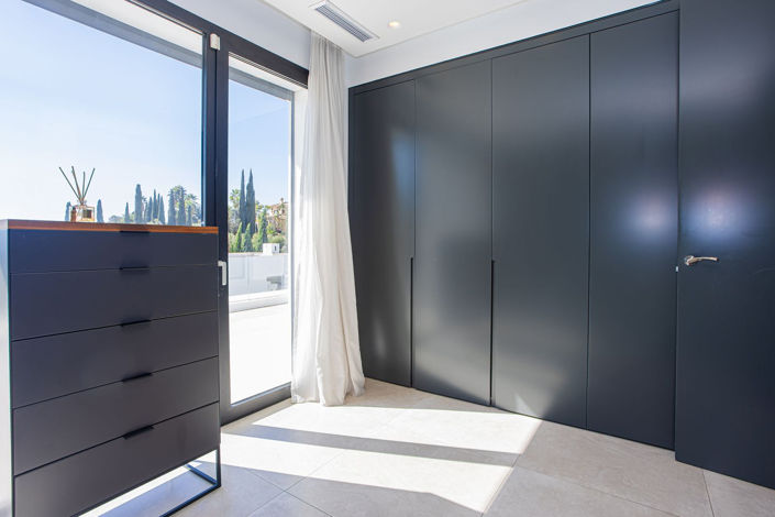 Image No.41-6 Bed Property for sale