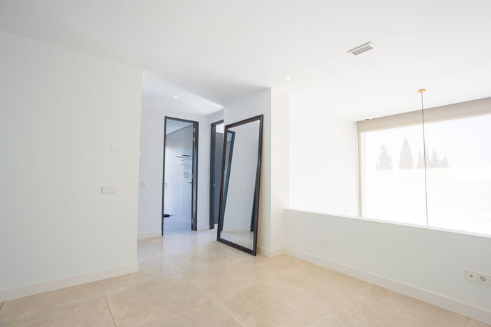 Image No.47-6 Bed Property for sale