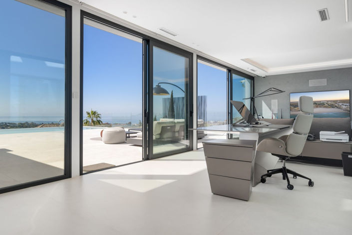 Image No.18-6 Bed Property for sale