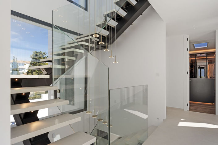 Image No.31-6 Bed Property for sale