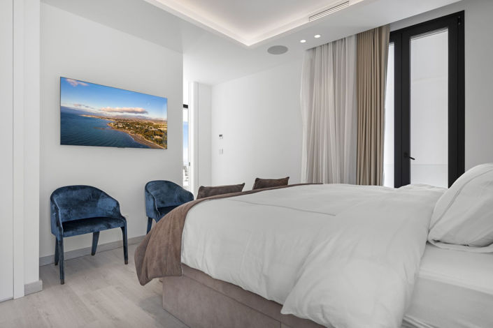 Image No.40-6 Bed Property for sale