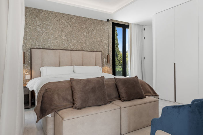 Image No.41-6 Bed Property for sale