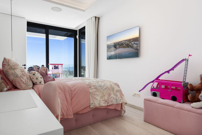 Image No.44-6 Bed Property for sale