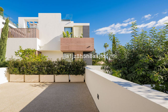 Image No.14-4 Bed Property for sale