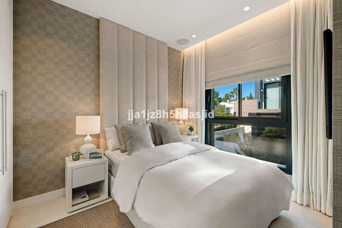 Image No.21-4 Bed Property for sale