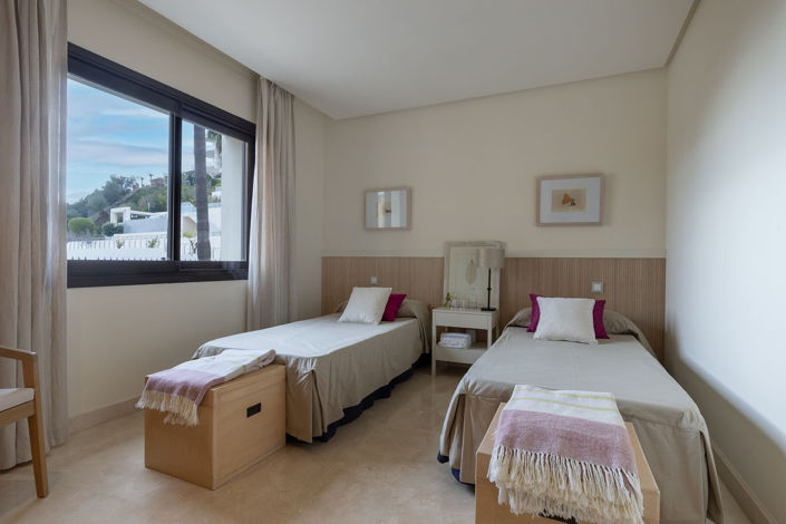 Image No.10-2 Bed Property for sale