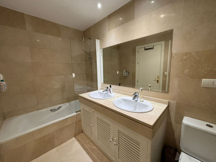 Image No.5-3 Bed Property for sale